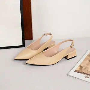Eleganti scarpe slingback beige con trama a serpente, punta affusolata e tacco a blocco