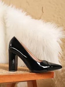 Seitenansicht eines eleganten schwarzen Lackleder Pumps mit spitzer Kappe und Blockabsatz