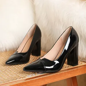 Detailansicht glänzender schwarzer Lackleder-Pumps mit 9,5 cm hohem Blockabsatz