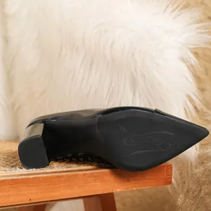 Detailansicht der rutschfesten Sohle und des 9,5 cm Blockabsatzes schwarzer Pumps.