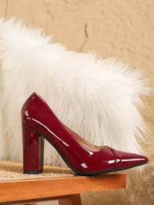 Detailansicht eleganter weinroter Lackleder-Pumps mit spitzer Zehenpartie und Blockabsatz