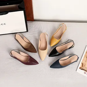 Eleganti ballerine slingback a punta da donna in vari colori su uno sfondo di tessuto.
