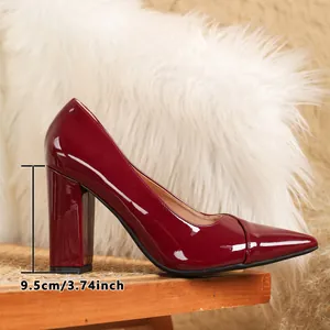 Detailansicht des 9,5 cm hohen Blockabsatzes bei weinroten Lackleder-Pumps.