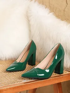 Detailansicht der eleganten dunkelgrünen Lackleder-Pumps mit Blockabsatz und Spitze