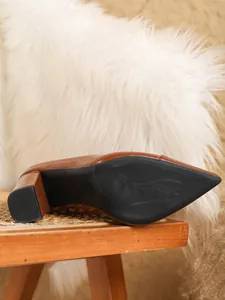 Detailansicht der Sohle eines braunen spitz zulaufenden Pumps mit 9,5 cm Blockabsatz