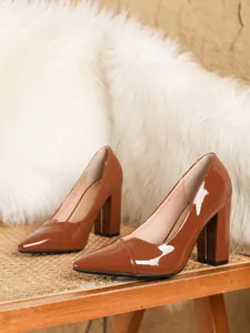 Seitenansicht eleganter brauner Lackleder-Pumps mit Blockabsatz und spitzer Kappe