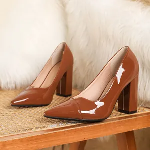 Detailansicht der eleganten glänzenden braunen Lackleder-Pumps mit Blockabsatz