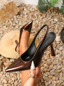 Elegante metallic bruine slingback stiletto hakken met een verfijnde spitse neus