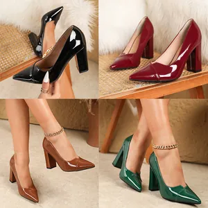 Elegante 9,5 cm hohe Pumps mit Blockabsatz in Schwarz, Weinrot, Grün und Braun Lackleder.