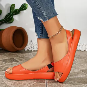 Gros plan de sandales à plateforme orange vif pour femmes pour la mode estivale.