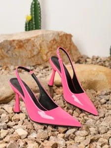 Felroze lakleden slingback hakken met een spitse neus en een elegante uitlopende stilettohak.
