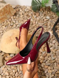 Elegante bordeauxrode laklederen slingback hakken met stijlvol spits neusontwerp