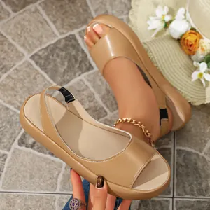 Primer plano de elegantes sandalias beige con plataforma para mujer en verano