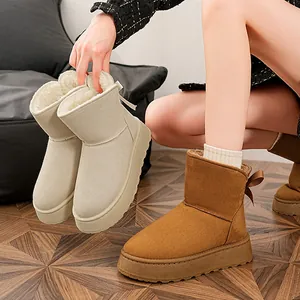 Detailansicht warmer Schneestiefel mit Plateausohle und Schleife an der Rückseite.