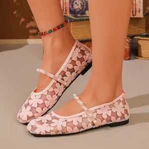 Detalle de bailarinas de encaje rosa con tira de perlas y parte superior de malla