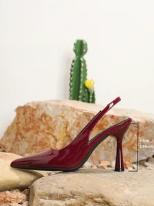 Detail van bordeauxrode laklederen slingback pump met 9,5 cm hoge hak