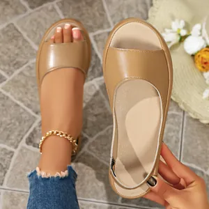 Vue détaillée de sandales plates beiges pour femmes avec bout ouvert et bride réglable