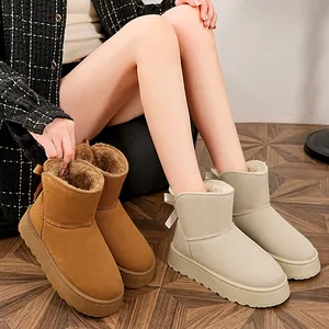 Detailansicht stilvoller Plateau-Schneestiefel mit hübschem Schleifendetail hinten