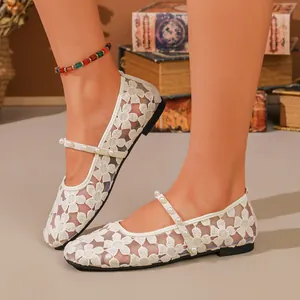 Elegantes bailarinas de encaje blanco con flores y correa decorativa de perlas para mujer