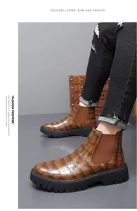 Detailansicht brauner Chelsea-Boots für Herren aus Leder mit Krokoprägung und schwarzer Sohle