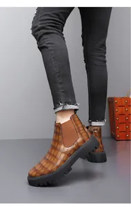 Detailansicht der braunen Herren-Chelsea-Boots mit Kroko-Prägung und dicker Profilsohle