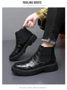 Herren Chelsea-Boots aus geprägtem Leder mit robuster Gummisohle in Nahaufnahme