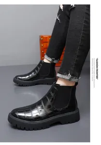 Detailansicht von schwarzen Chelsea-Boots für Herren aus geprägtem Leder mit Gummisohle