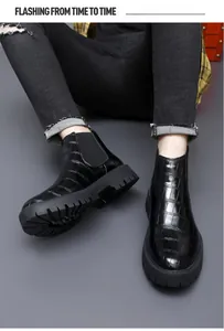 Detailansicht der schwarzen Herren-Chelsea-Boots aus geprägtem Leder mit Krokodilmuster