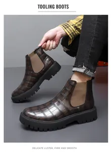 Detailansicht der braunen Chelsea-Boots aus geprägtem Leder für Herren mit Profilsohle