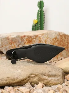 Gedetailleerd macrobeeld van de antislipzool van zwarte slingback hakken met punt