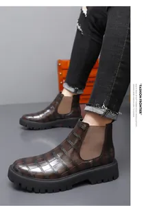 Detailansicht der Herren Chelsea Boots aus geprägtem Leder mit Krokodilmuster und Gummisohle.