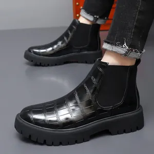 Detailansicht der schwarzen Chelsea-Boots für Herren aus geprägtem Leder mit Krokostruktur.