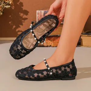 Elegantes bailarinas de encaje negro con correa Mary Jane adornada con perlas finas
