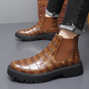 Detailansicht von braunen Chelsea-Boots aus geprägtem Leder für Herren mit Profilsohle