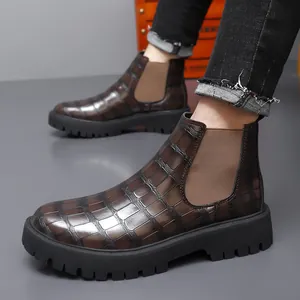 Stilvolle Herren-Chelsea-Boots aus geprägtem braunem Leder mit robuster schwarzer Profilsohle