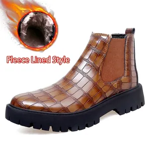 Detailansicht des warmen Fleecefutters in braunen Chelsea-Boots mit Krokodilprägung