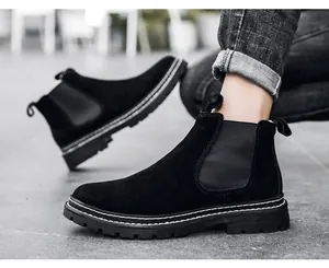 Nahaufnahme schwarzer Chelsea-Boots aus Wildleder mit Goodyear-Rahmen und dicker Sohle.