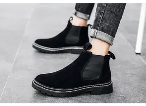 Detaillierte Ansicht der schwarzen Wildleder-Chelsea-Boots für Herren mit weißen Nähten
