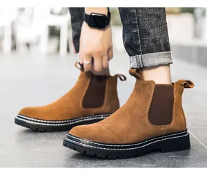 Detailansicht brauner Chelsea-Boots aus Wildleder mit Zuglaschen und schwarzer Gummisohle