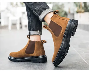Detailansicht brauner Chelsea-Boots aus Wildleder mit Kontrastnaht und dicker Sohle