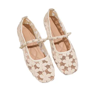 Elegantes bailarinas de encaje beige con correa de perlas y cómodo diseño de punta redonda.