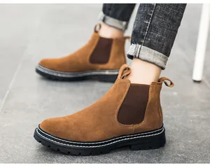 Nahaufnahme von braunen Chelsea-Boots aus Wildleder für Herren mit robuster Sohle
