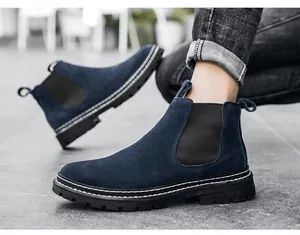 Detailansicht von blauen Wildleder-Chelsea-Boots mit robusten Goodyear-Welt-Nähten