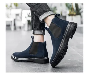 Detailansicht der marineblauen Herren-Chelsea-Boots aus Wildleder mit rutschfester Gummisohle