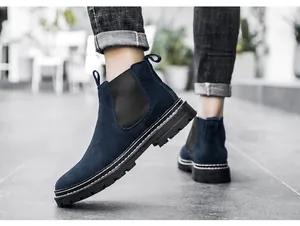 Nahaufnahme von dunkelblauen Wildleder-Chelsea-Boots für Herren mit dicker Sohle.