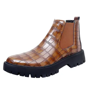 Klassische braune Chelsea-Boots für Herren aus Leder mit Krokoprägung und dicker Profilsohle