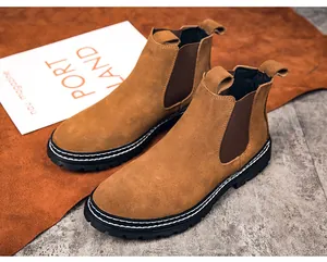 Detailansicht der braunen Wildleder-Herren-Chelsea-Boots mit weiß genähter Sohle.