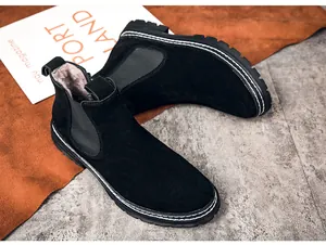 Schwarze Wildleder-Chelsea-Boots für Herren mit warmem Fleecefutter in der Detailansicht