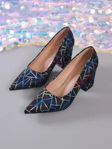 Elegantes salones negros con tacón de bloque y bordado geométrico de colores para fiestas