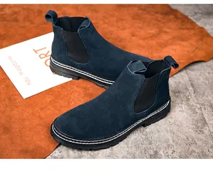 Detailansicht der blauen Chelsea-Boots aus Wildleder mit weißen Kontrastnähten